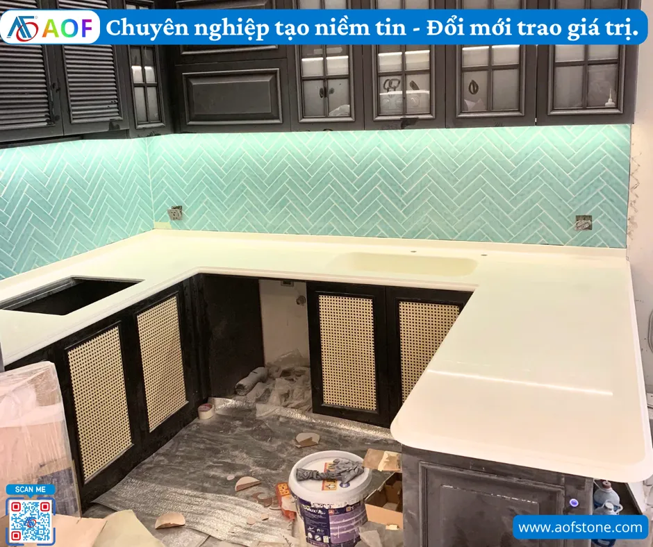 Hoàn thành bếp đá solid surface liền măt chữ U tại Lạng Sơn