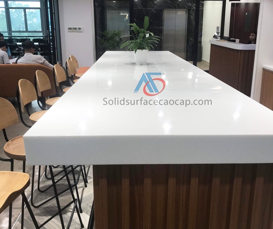 Hoàn thành bàn đảo bếp solid surface nguyên khối ở Vĩnh Long