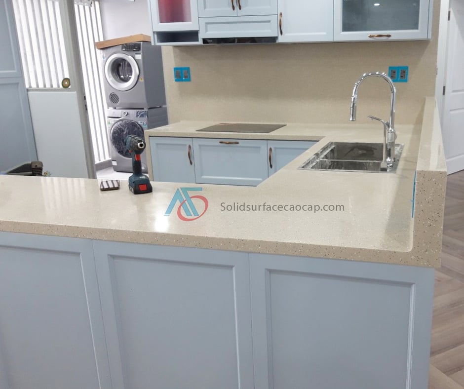 Thi công đá bếp Solid Surface liền mạch – Giải pháp nâng tầm không gian bếp hiện đại