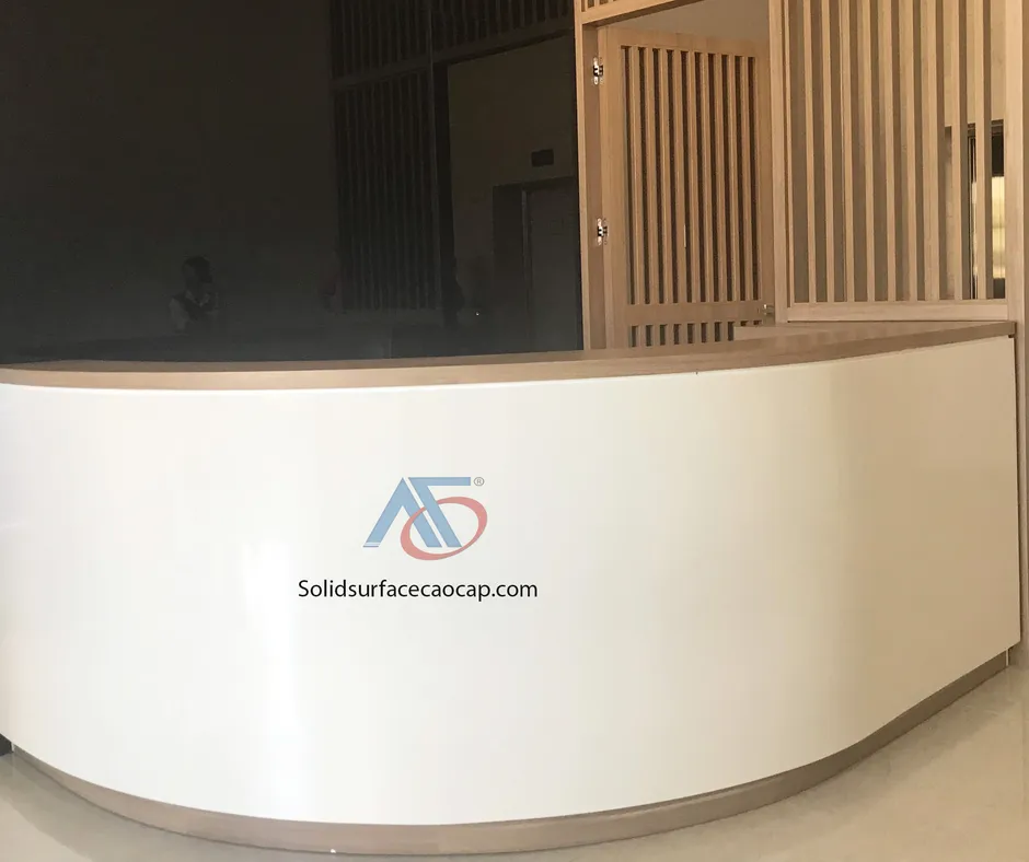 Lắp đặt Quầy lễ tân Đá Solid Surface cong cho văn phòng