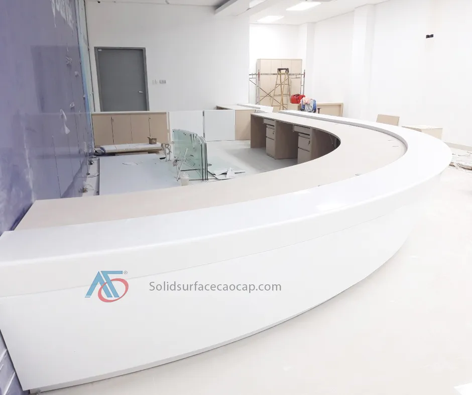 Lắp đặt mặt quầy lễ tân cong cho ngân hàng Bản Việt