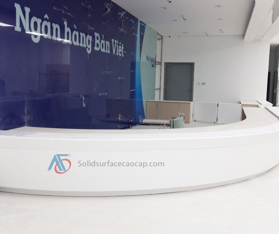 Quầy giao dịch Solid Surface, tiêu chuẩn mới trong thiết kế ngân hàng hiện đại