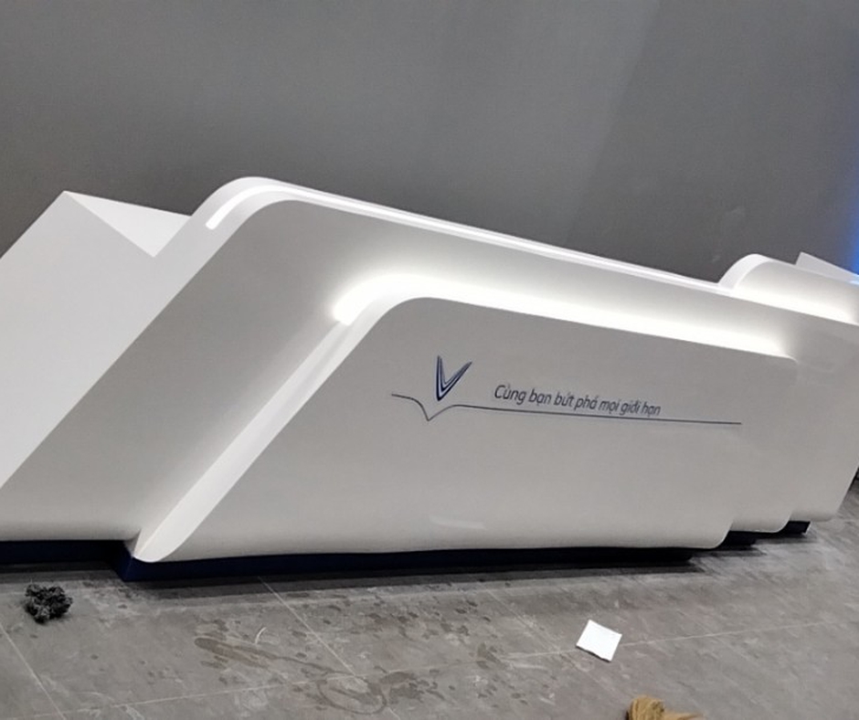 Thi công quầy lễ tân Solid Surface liền mạch – chuẩn “Smart & Sleek” VinFast 