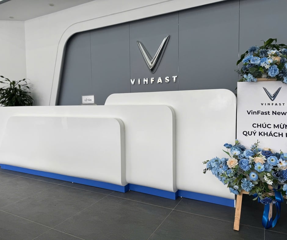 Quầy lễ tân Solid Surface liền mạch – Giải pháp chuyên nghiệp cho văn phòng, showroom, khách sạn