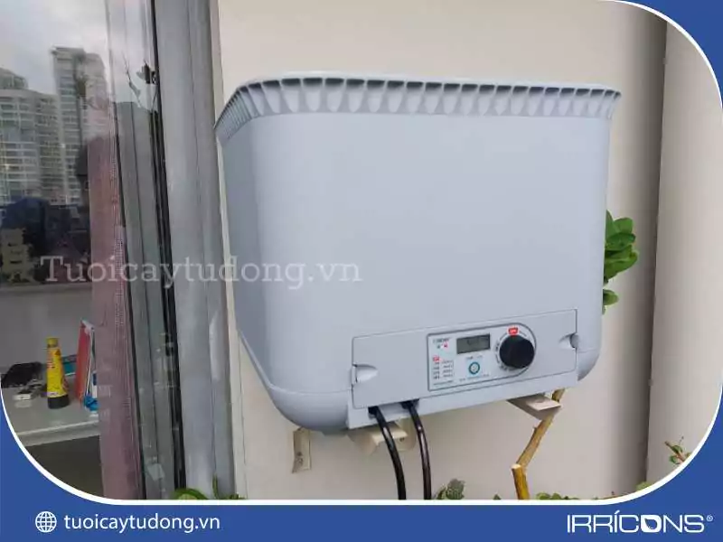 Màn hình điều khiển được tích hợp ngay trên bình chứa 25L Màn hình điều khiển được tích hợp ngay trên bình chứa 25L