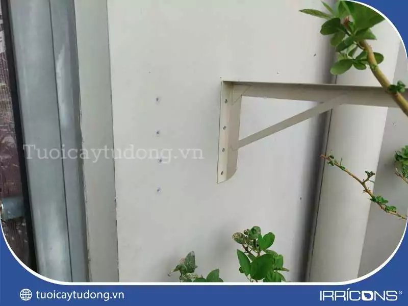 Lắp khung đặt bộ bình tưới nhỏ giọt tự động Lắp khung đặt bộ bình tưới nhỏ giọt tự động