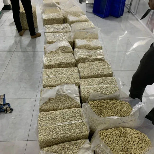 Hạt điều (Cashew nuts)