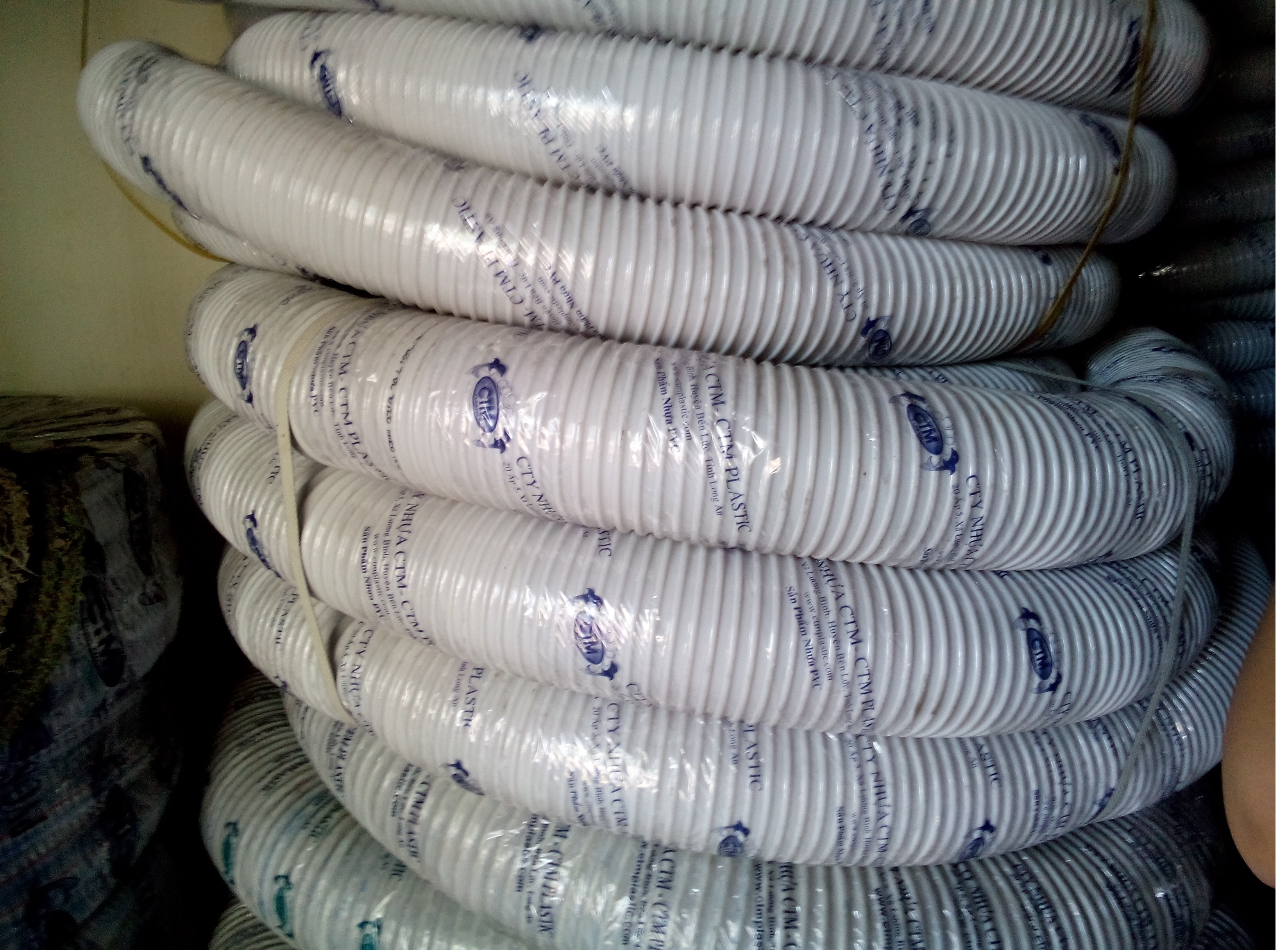 ống hút bụi gân nhựa màu trắng