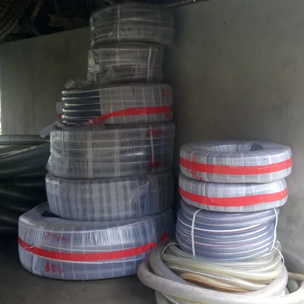 Ống nhựa lõi thép màu trắng