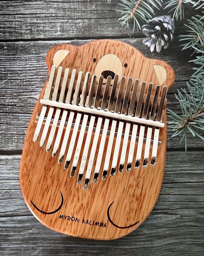 Đàn Kalimba 17 Phím Gỗ Phong - Hoa Lê Nguyên Khối Gấu Myron Đàn Kalimba 17 Phím Gỗ Phong - Hoa Lê Nguyên Khối Gấu Myron