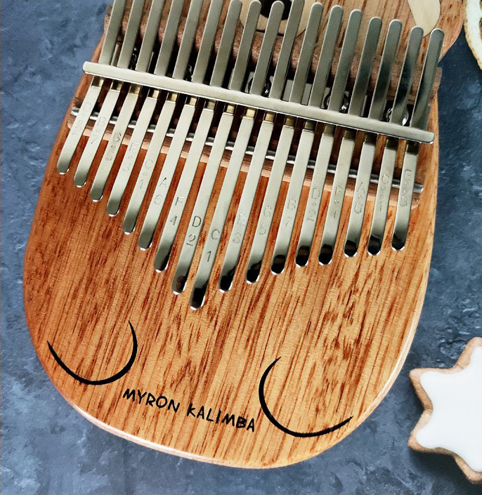 Đàn Kalimba 17 Phím Gỗ Phong - Hoa Lê Nguyên Khối Gấu Myron Đàn Kalimba 17 Phím Gỗ Phong - Hoa Lê Nguyên Khối Gấu Myron