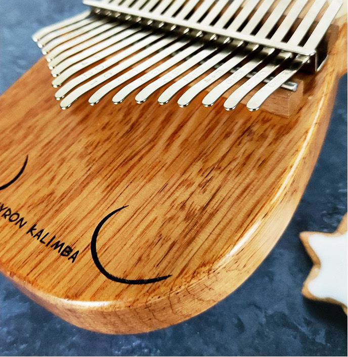 Đàn Kalimba 17 Phím Gỗ Phong - Hoa Lê Nguyên Khối Gấu Myron Đàn Kalimba 17 Phím Gỗ Phong - Hoa Lê Nguyên Khối Gấu Myron