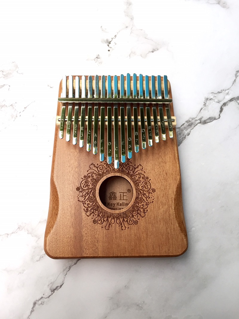 Đàn Kalimba 17 Phím Gỗ Mahogany Viền Đậm Bo Góc Classic XinZheng KaLinh Đàn Kalimba 17 Phím Gỗ Mahogany Viền Đậm Bo Góc Classic XinZheng KaLinh