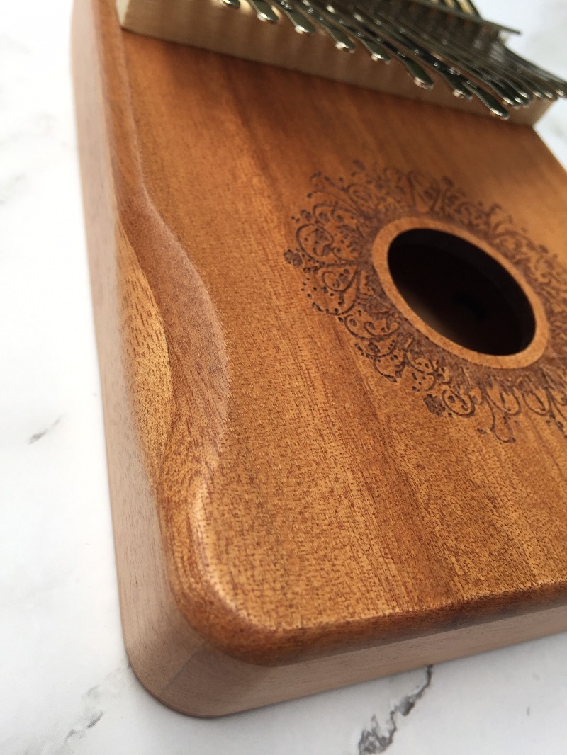 Đàn Kalimba 17 Phím Gỗ Mahogany Viền Đậm Bo Góc Classic XinZheng KaLinh Đàn Kalimba 17 Phím Gỗ Mahogany Viền Đậm Bo Góc Classic XinZheng KaLinh