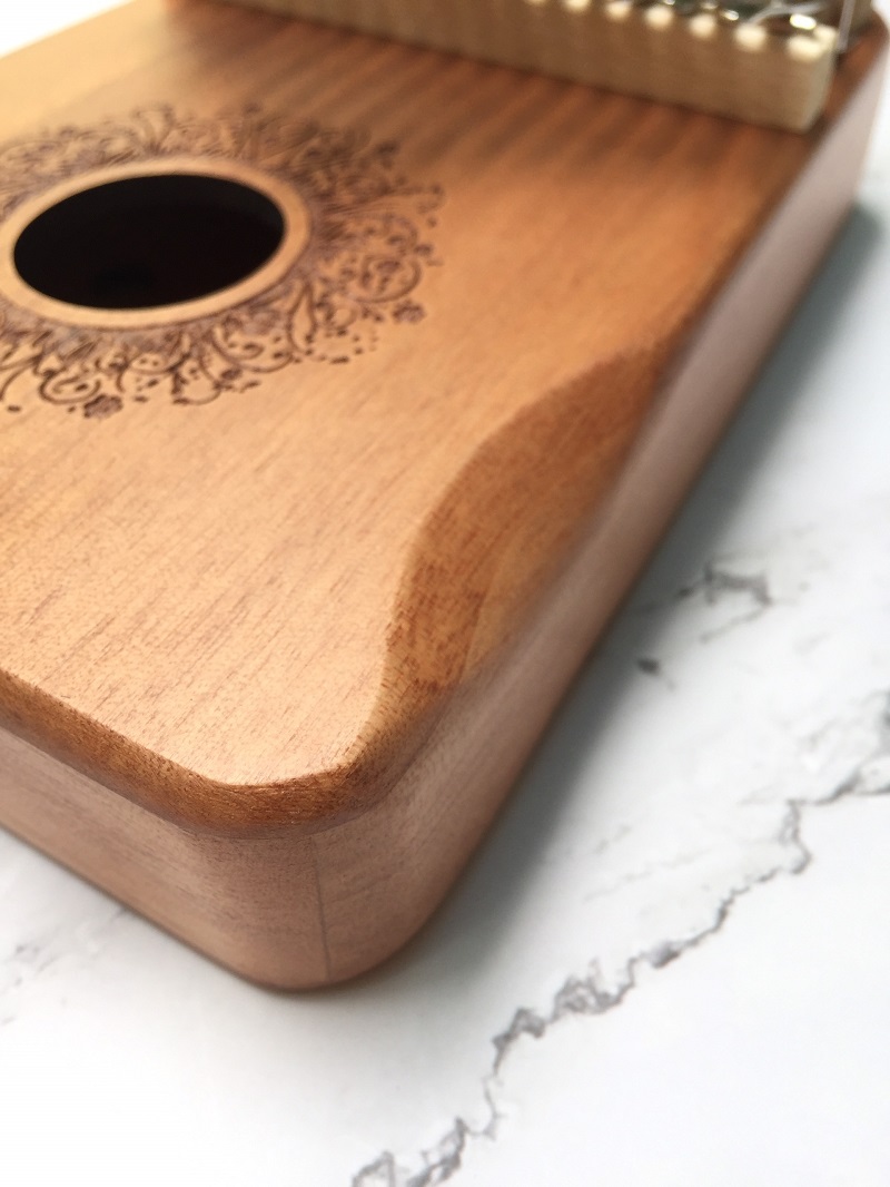 Đàn Kalimba 17 Phím Gỗ Mahogany Viền Đậm Bo Góc Classic XinZheng KaLinh Đàn Kalimba 17 Phím Gỗ Mahogany Viền Đậm Bo Góc Classic XinZheng KaLinh