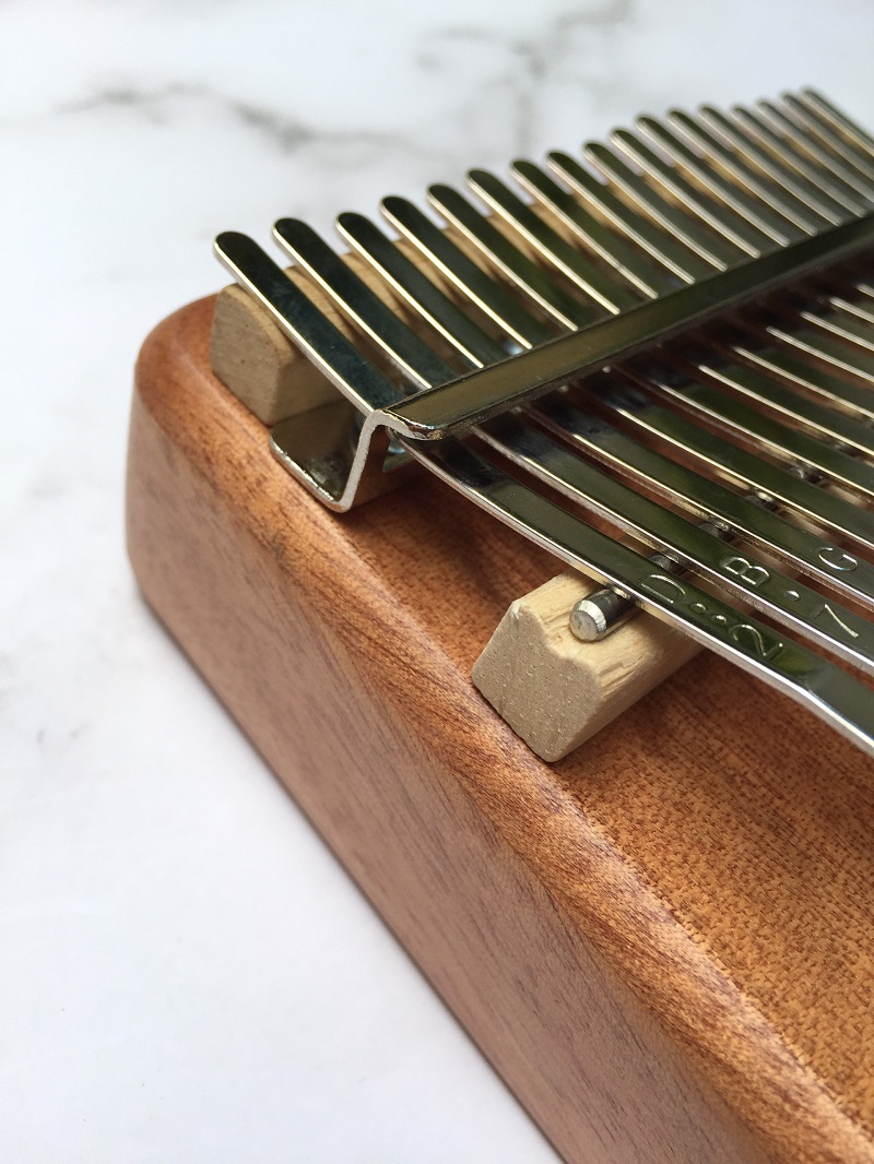Đàn Kalimba 17 Phím Gỗ Mahogany Viền Đậm Bo Góc Classic XinZheng KaLinh Đàn Kalimba 17 Phím Gỗ Mahogany Viền Đậm Bo Góc Classic XinZheng KaLinh