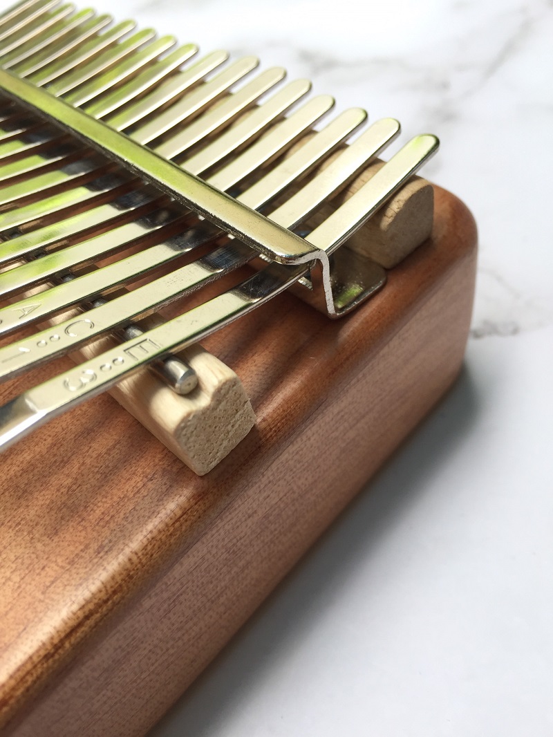 Đàn Kalimba 17 Phím Gỗ Mahogany Viền Đậm Bo Góc Classic XinZheng KaLinh Đàn Kalimba 17 Phím Gỗ Mahogany Viền Đậm Bo Góc Classic XinZheng KaLinh