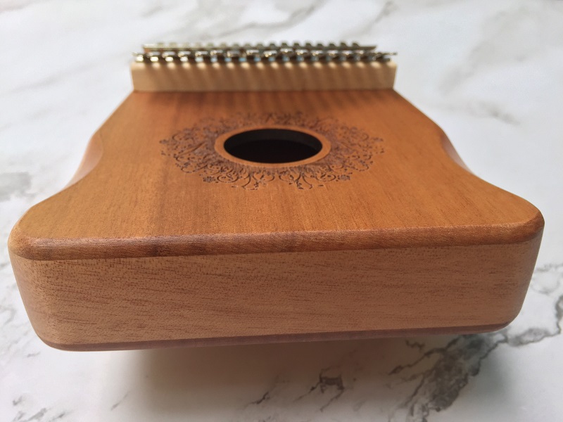Đàn Kalimba 17 Phím Gỗ Mahogany Viền Đậm Bo Góc Classic XinZheng KaLinh Đàn Kalimba 17 Phím Gỗ Mahogany Viền Đậm Bo Góc Classic XinZheng KaLinh