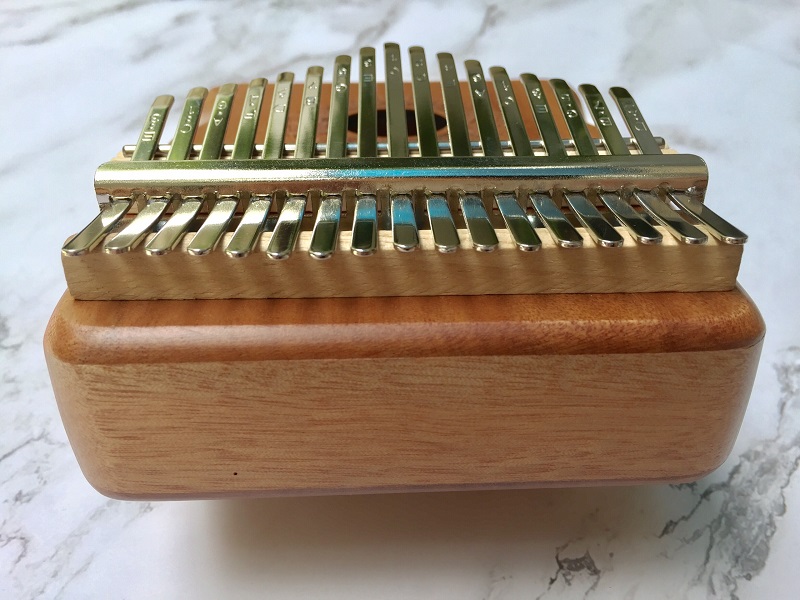Đàn Kalimba 17 Phím Gỗ Mahogany Viền Đậm Bo Góc Classic XinZheng KaLinh Đàn Kalimba 17 Phím Gỗ Mahogany Viền Đậm Bo Góc Classic XinZheng KaLinh