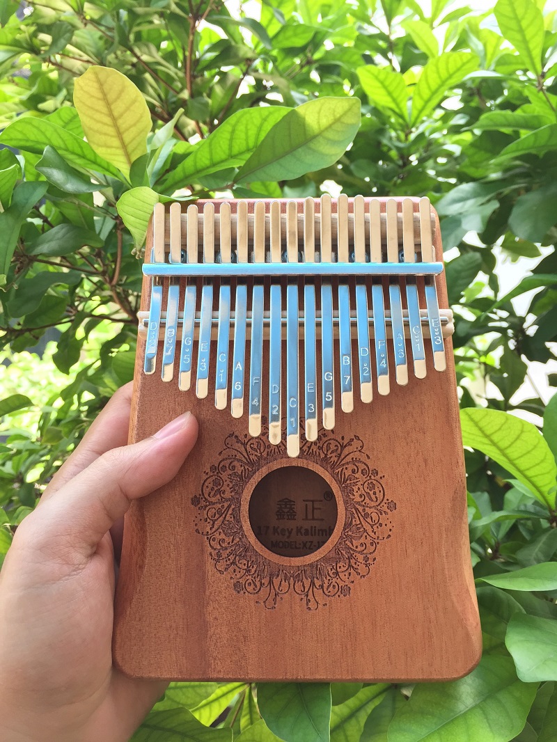 Đàn Kalimba 17 Phím Gỗ Mahogany Viền Đậm Bo Góc Classic XinZheng KaLinh Đàn Kalimba 17 Phím Gỗ Mahogany Viền Đậm Bo Góc Classic XinZheng KaLinh