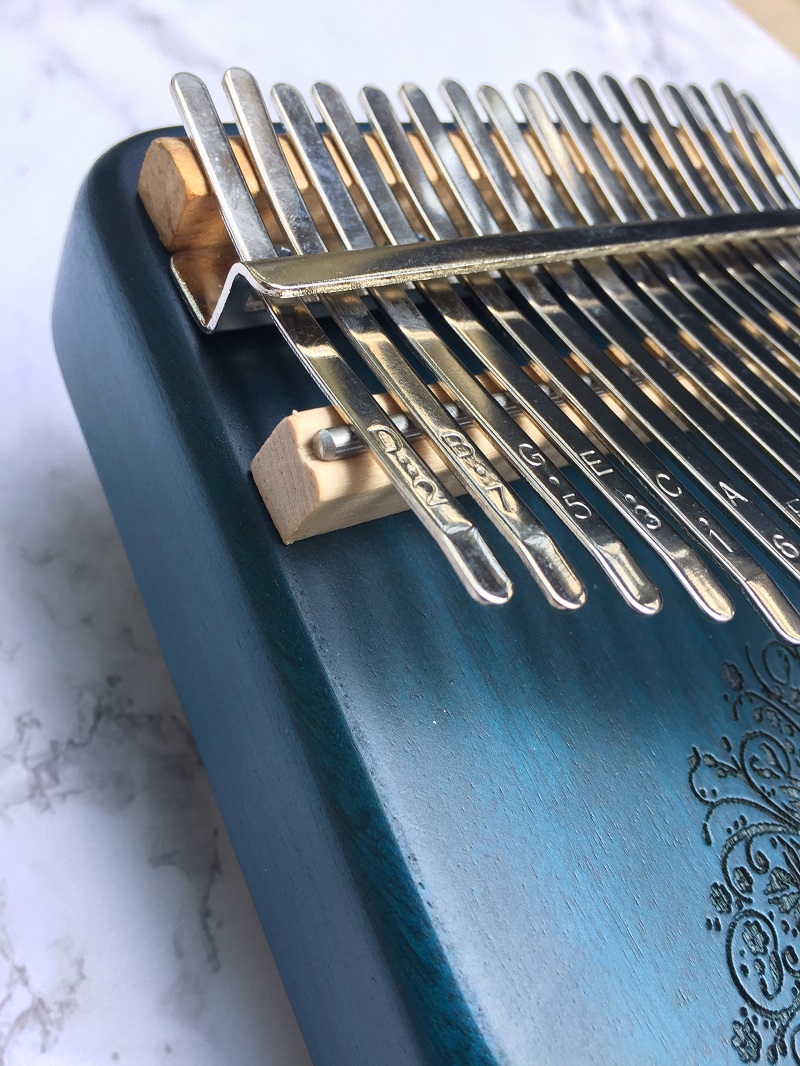 Đàn Kalimba 17 Phím Gỗ Mahogany Viền Đậm Bo Góc Classic XinZheng KaLinh Đàn Kalimba 17 Phím Gỗ Mahogany Viền Đậm Bo Góc Classic XinZheng KaLinh