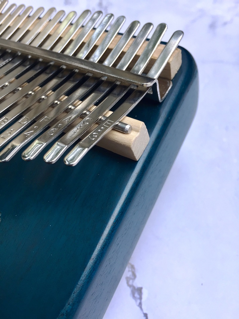 Đàn Kalimba 17 Phím Gỗ Mahogany Viền Đậm Bo Góc Classic XinZheng KaLinh Đàn Kalimba 17 Phím Gỗ Mahogany Viền Đậm Bo Góc Classic XinZheng KaLinh