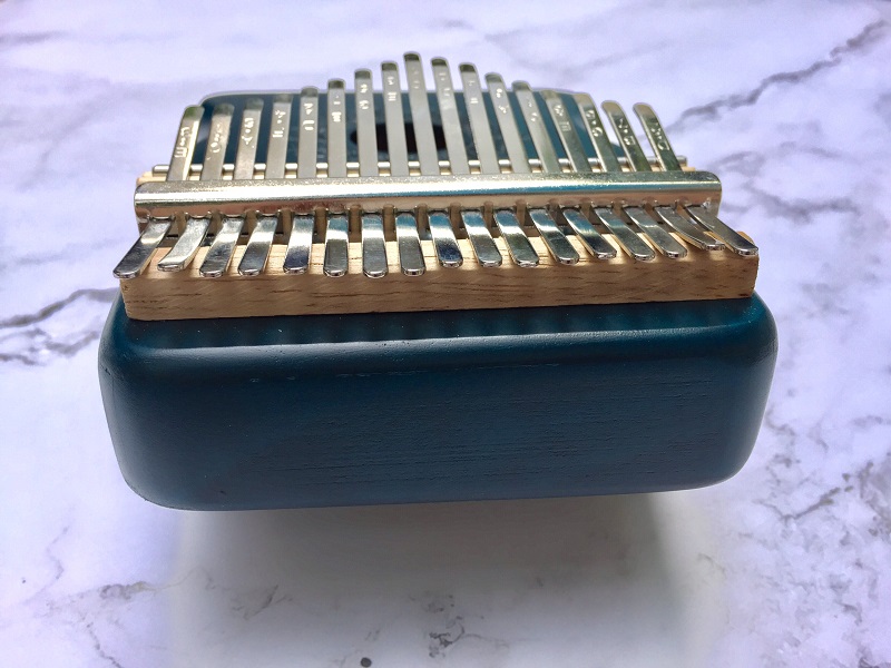 Đàn Kalimba 17 Phím Gỗ Mahogany Viền Đậm Bo Góc Classic XinZheng KaLinh Đàn Kalimba 17 Phím Gỗ Mahogany Viền Đậm Bo Góc Classic XinZheng KaLinh