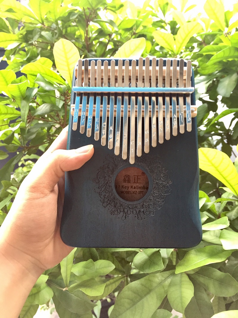 Đàn Kalimba 17 Phím Gỗ Mahogany Viền Đậm Bo Góc Classic XinZheng KaLinh Đàn Kalimba 17 Phím Gỗ Mahogany Viền Đậm Bo Góc Classic XinZheng KaLinh