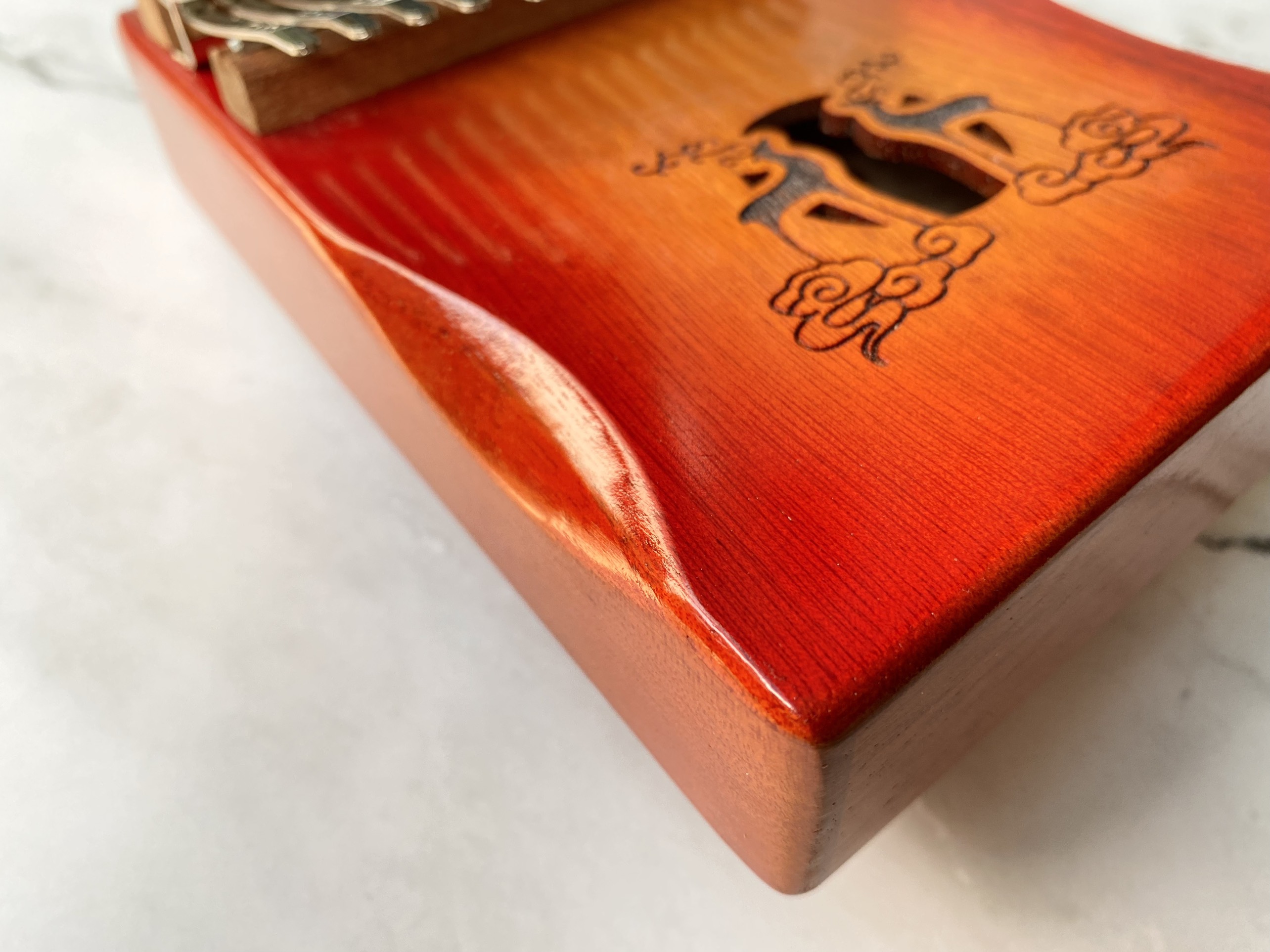 Đàn Kalimba 17 Phím Classic Mahogany Đỏ Hươu Đôi Hluru Đàn Kalimba 17 Phím Classic Mahogany Đỏ Hươu Đôi Hluru