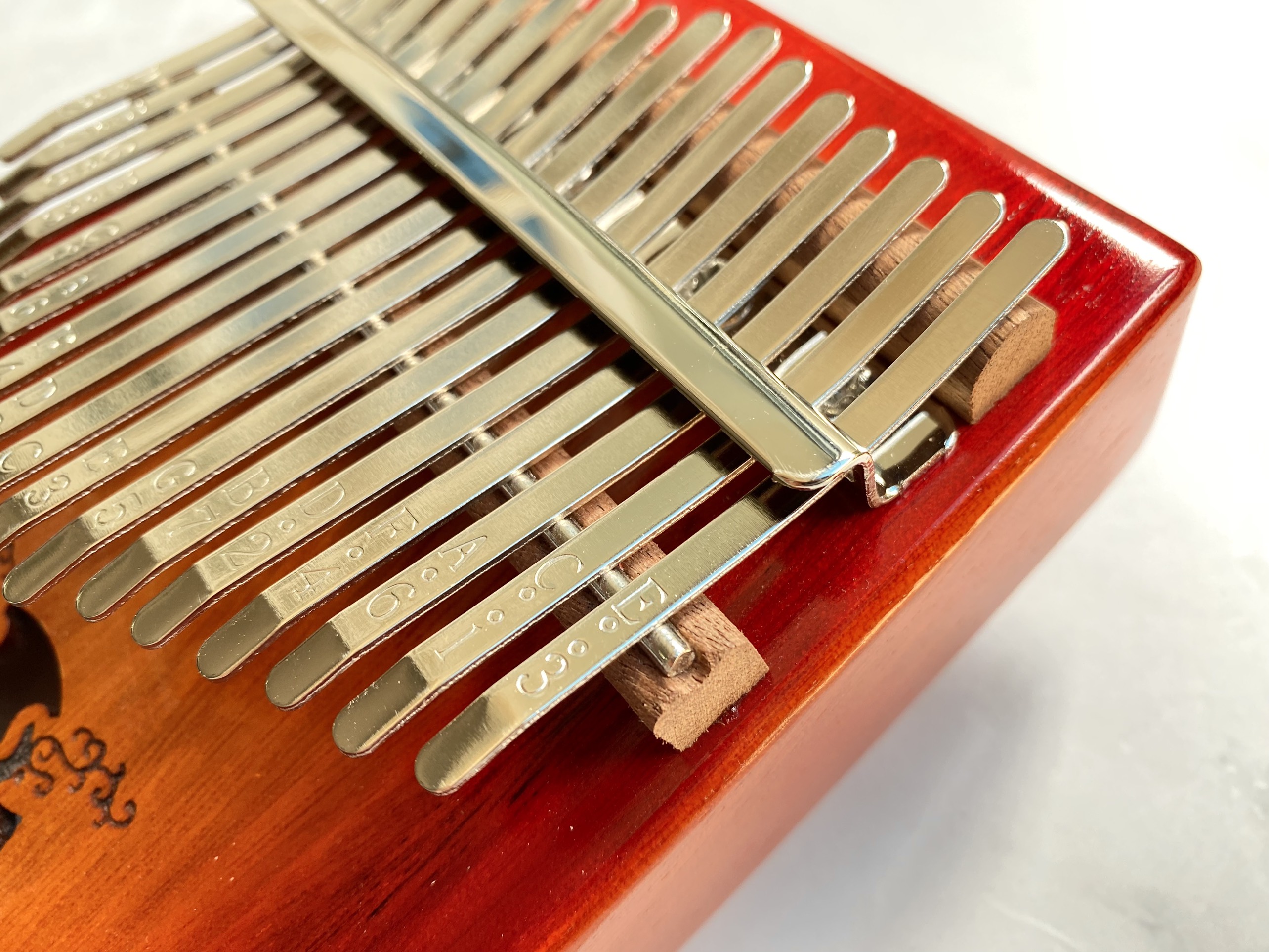 Đàn Kalimba 17 Phím Classic Mahogany Đỏ Hươu Đôi Hluru Đàn Kalimba 17 Phím Classic Mahogany Đỏ Hươu Đôi Hluru