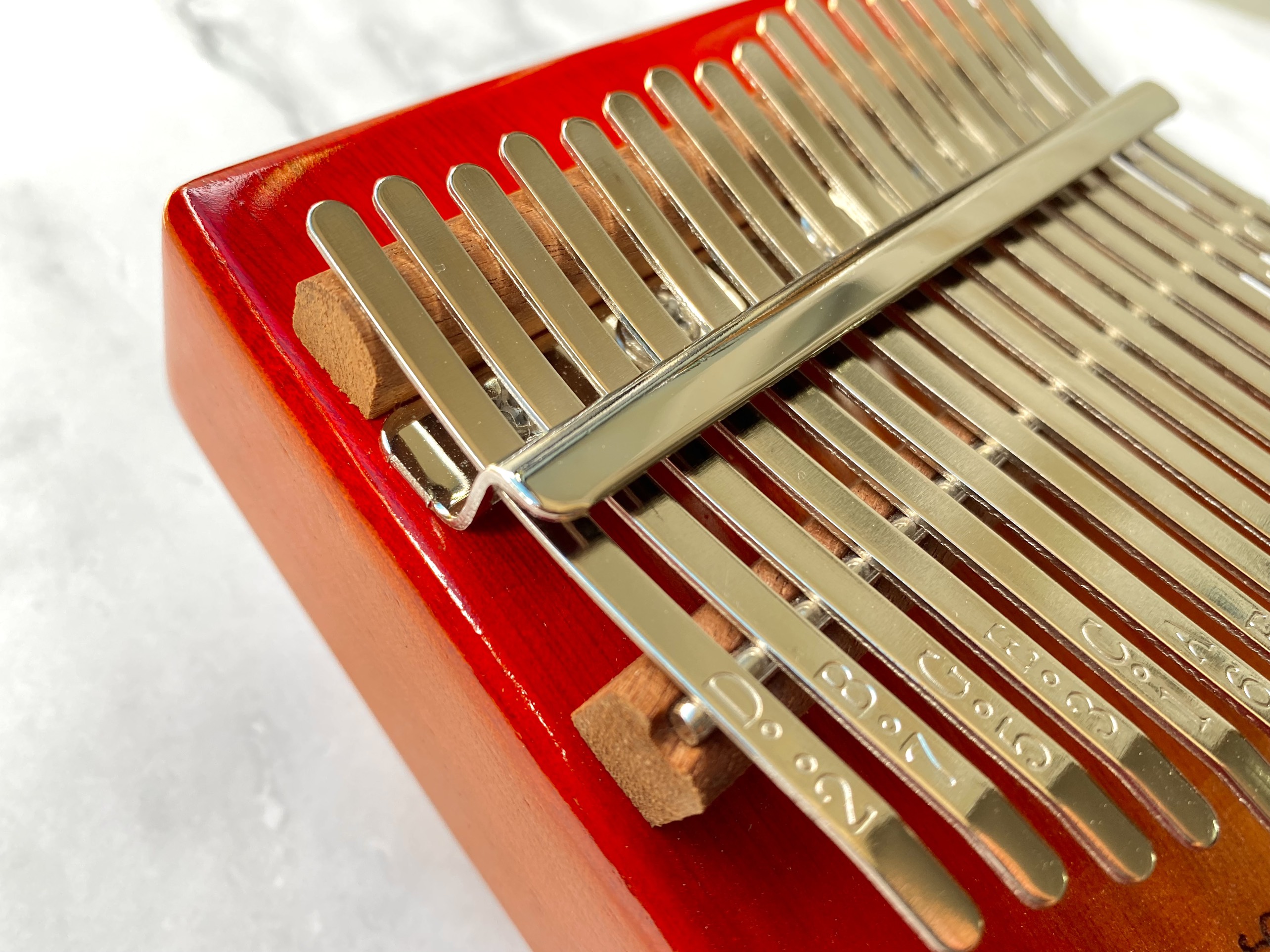 Đàn Kalimba 17 Phím Classic Mahogany Đỏ Hươu Đôi Hluru Đàn Kalimba 17 Phím Classic Mahogany Đỏ Hươu Đôi Hluru