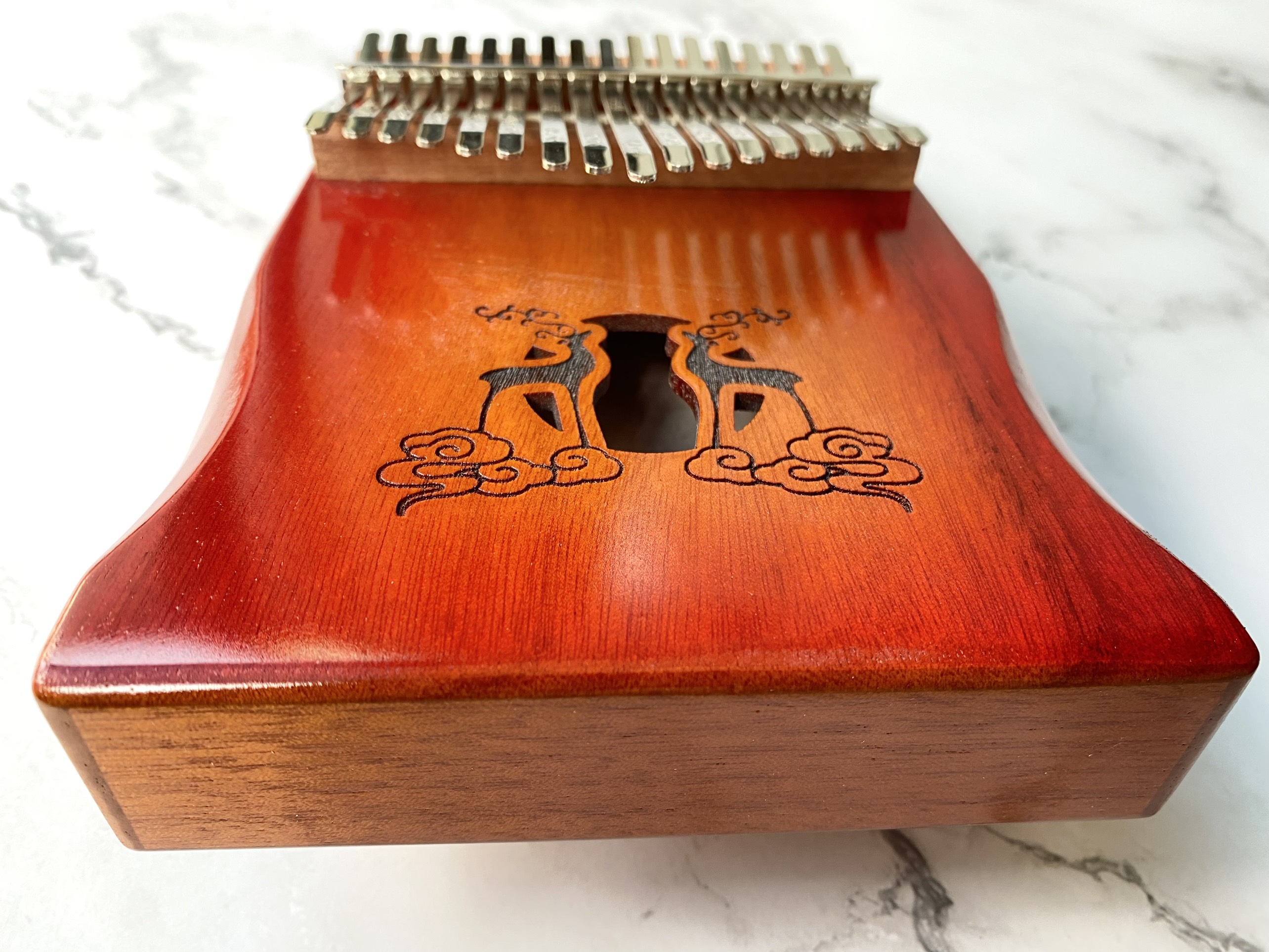 Đàn Kalimba 17 Phím Classic Mahogany Đỏ Hươu Đôi Hluru Đàn Kalimba 17 Phím Classic Mahogany Đỏ Hươu Đôi Hluru