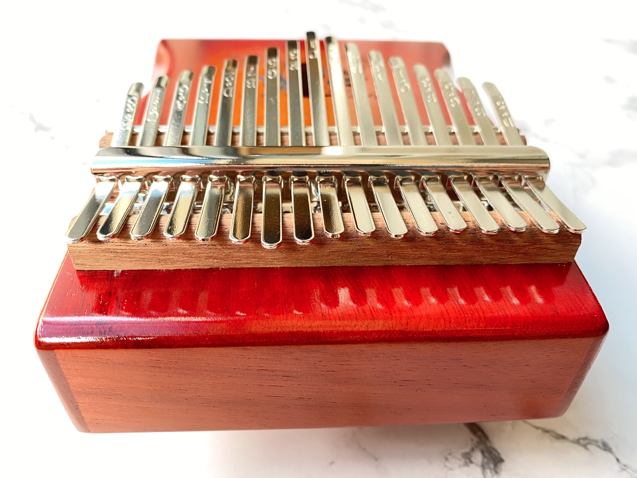 Đàn Kalimba 17 Phím Classic Mahogany Đỏ Hươu Đôi Hluru Đàn Kalimba 17 Phím Classic Mahogany Đỏ Hươu Đôi Hluru
