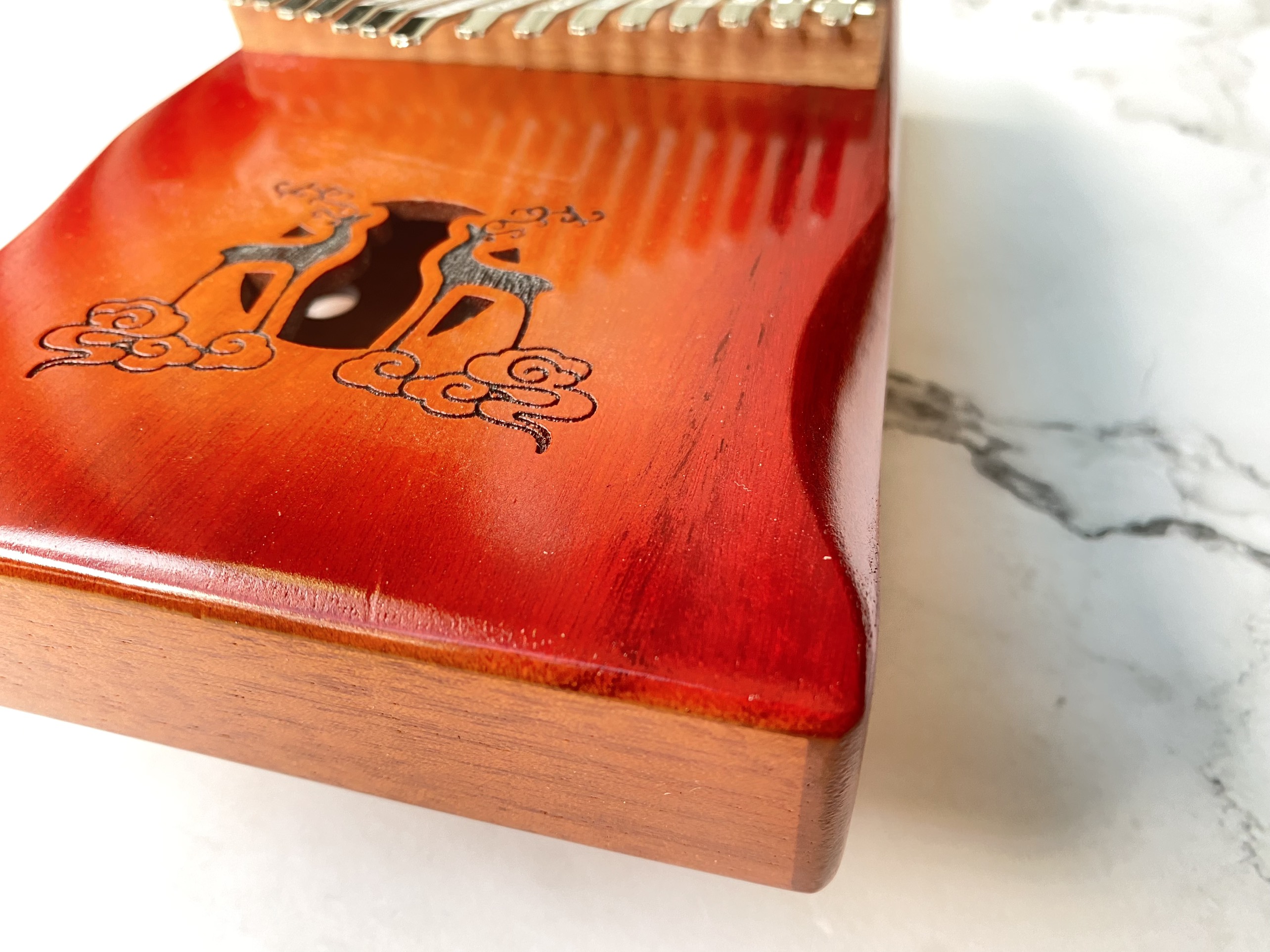 Đàn Kalimba 17 Phím Classic Mahogany Đỏ Hươu Đôi Hluru Đàn Kalimba 17 Phím Classic Mahogany Đỏ Hươu Đôi Hluru