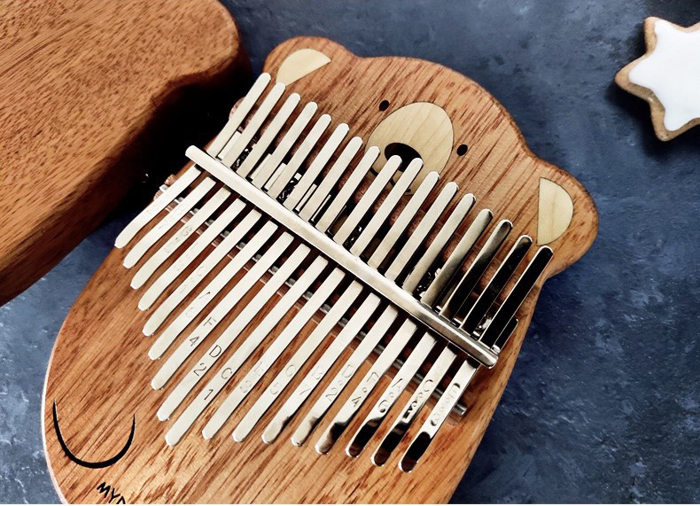 Đàn Kalimba 17 Phím Gỗ Phong - Hoa Lê Nguyên Khối Gấu Myron Đàn Kalimba 17 Phím Gỗ Phong - Hoa Lê Nguyên Khối Gấu Myron