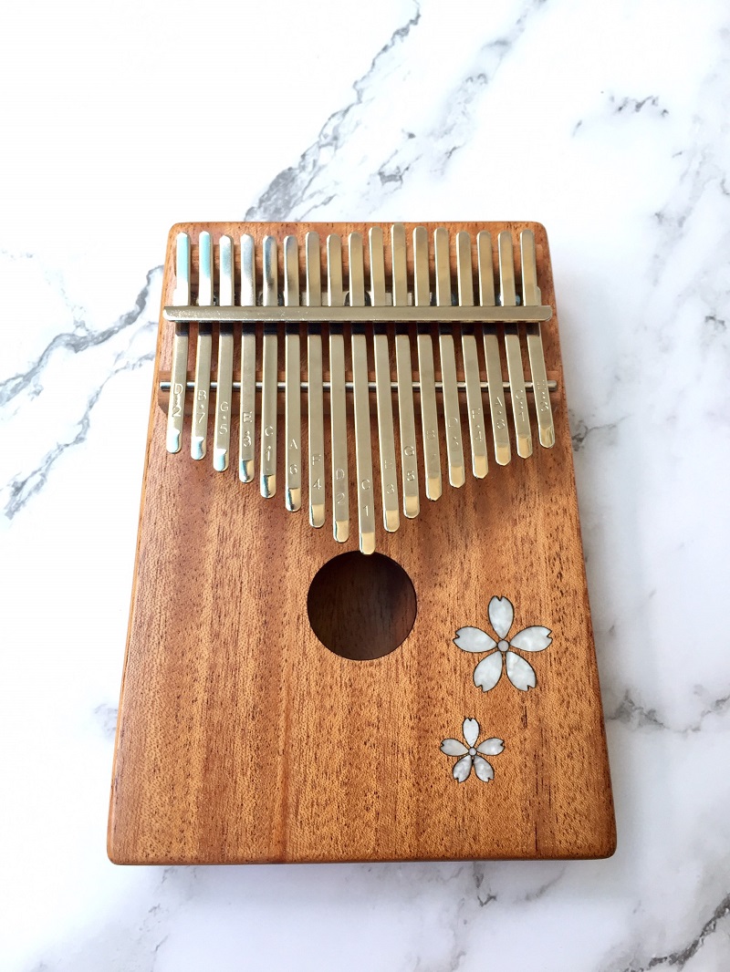 Đàn Kalimba 17 Phím Gỗ Mahogany Khảm Anh Đào Trắng KaLinh Đàn Kalimba 17 Phím Gỗ Mahogany Khảm Anh Đào Trắng KaLinh