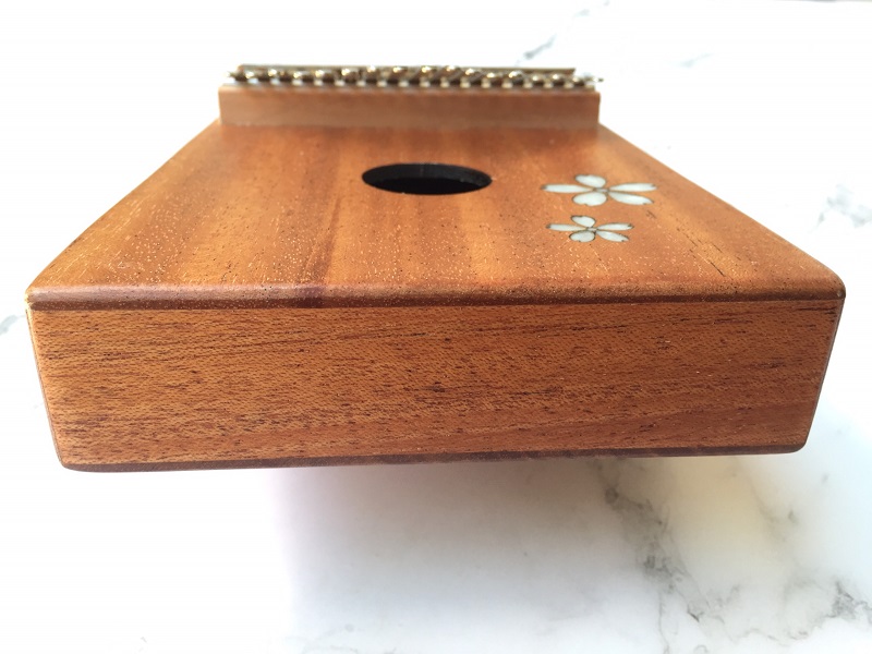Đàn Kalimba 17 Phím Gỗ Mahogany Khảm Anh Đào Trắng KaLinh Đàn Kalimba 17 Phím Gỗ Mahogany Khảm Anh Đào Trắng KaLinh