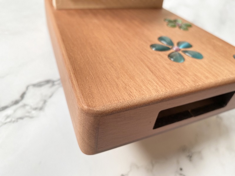 Đàn Kalimba 17 Phím Âm Đáy Khảm Hoa Purm Gỗ Mahogany / Vân Sam Đàn Kalimba 17 Phím Âm Đáy Khảm Hoa Purm Gỗ Mahogany / Vân Sam