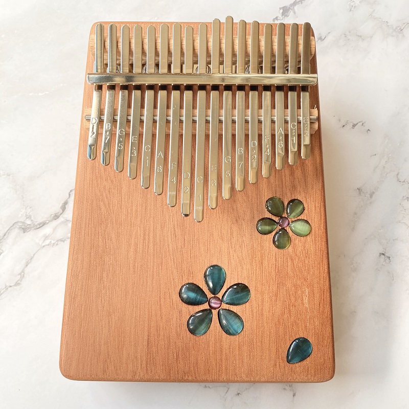 Đàn Kalimba 17 Phím Âm Đáy Khảm Hoa Purm Gỗ Mahogany / Vân Sam Đàn Kalimba 17 Phím Âm Đáy Khảm Hoa Purm Gỗ Mahogany / Vân Sam