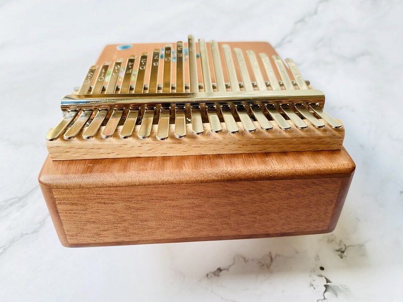 Đàn Kalimba 17 Phím Âm Đáy Khảm Hoa Purm Gỗ Mahogany / Vân Sam Đàn Kalimba 17 Phím Âm Đáy Khảm Hoa Purm Gỗ Mahogany / Vân Sam