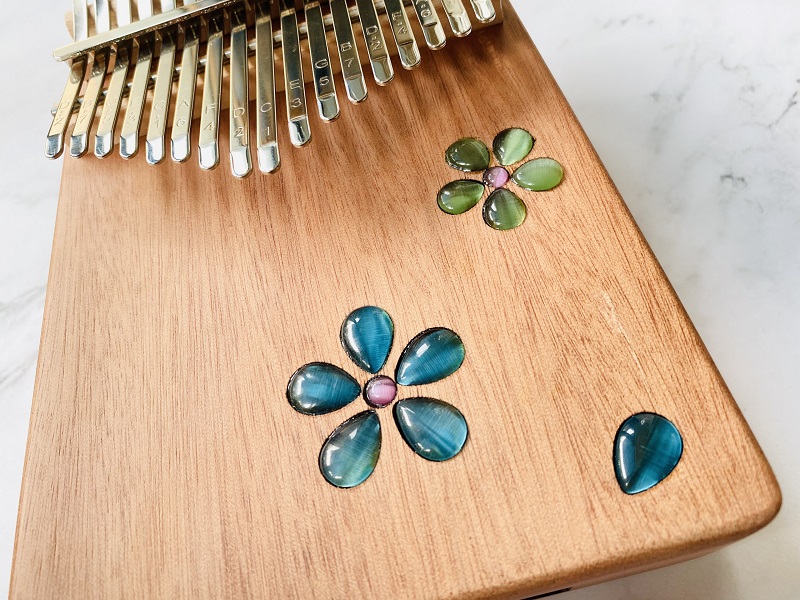 Đàn Kalimba 17 Phím Âm Đáy Khảm Hoa Purm Gỗ Mahogany / Vân Sam Đàn Kalimba 17 Phím Âm Đáy Khảm Hoa Purm Gỗ Mahogany / Vân Sam