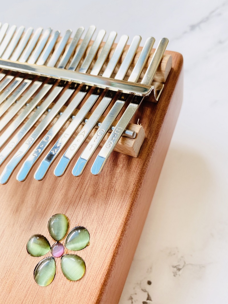 Đàn Kalimba 17 Phím Âm Đáy Khảm Hoa Purm Gỗ Mahogany / Vân Sam Đàn Kalimba 17 Phím Âm Đáy Khảm Hoa Purm Gỗ Mahogany / Vân Sam
