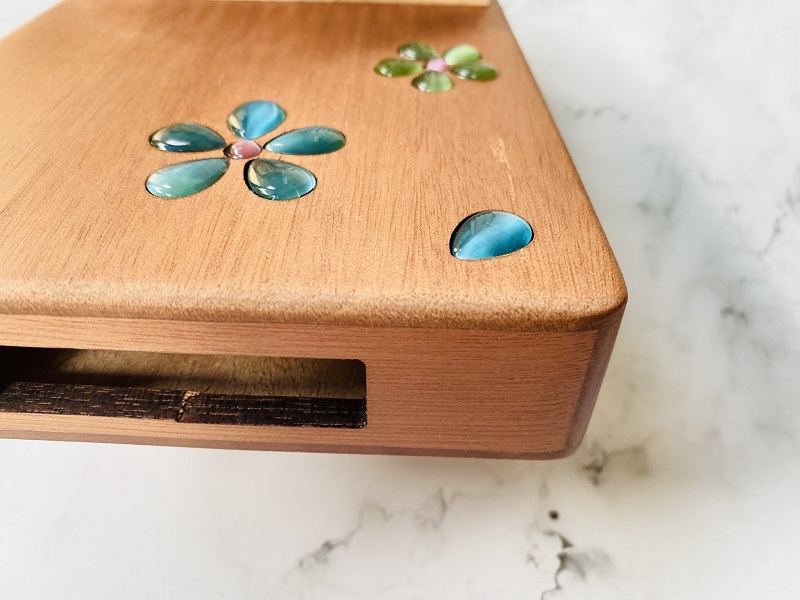 Đàn Kalimba 17 Phím Âm Đáy Khảm Hoa Purm Gỗ Mahogany / Vân Sam Đàn Kalimba 17 Phím Âm Đáy Khảm Hoa Purm Gỗ Mahogany / Vân Sam