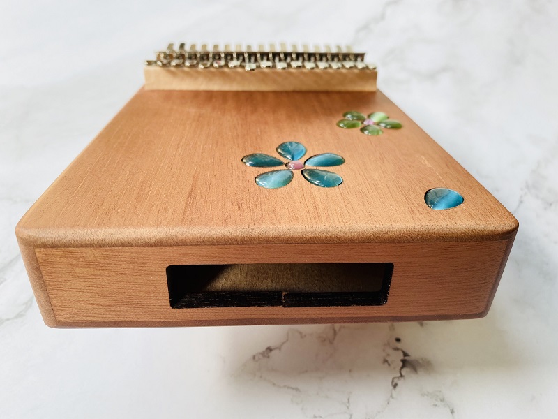 Đàn Kalimba 17 Phím Âm Đáy Khảm Hoa Purm Gỗ Mahogany / Vân Sam Đàn Kalimba 17 Phím Âm Đáy Khảm Hoa Purm Gỗ Mahogany / Vân Sam