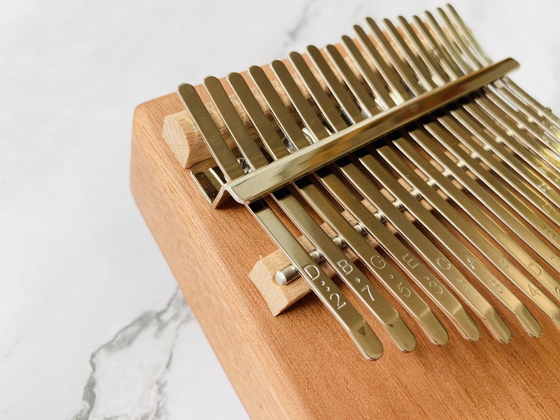 Đàn Kalimba 17 Phím Âm Đáy Khảm Hoa Purm Gỗ Mahogany / Vân Sam Đàn Kalimba 17 Phím Âm Đáy Khảm Hoa Purm Gỗ Mahogany / Vân Sam