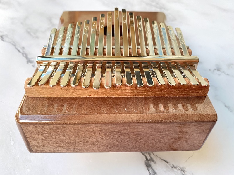 Đàn Kalimba 17 Phím Sen Huashu Nâu Classic Gỗ Mahogany Bo Eo Đàn Kalimba 17 Phím Sen Huashu Nâu Classic Gỗ Mahogany Bo Eo