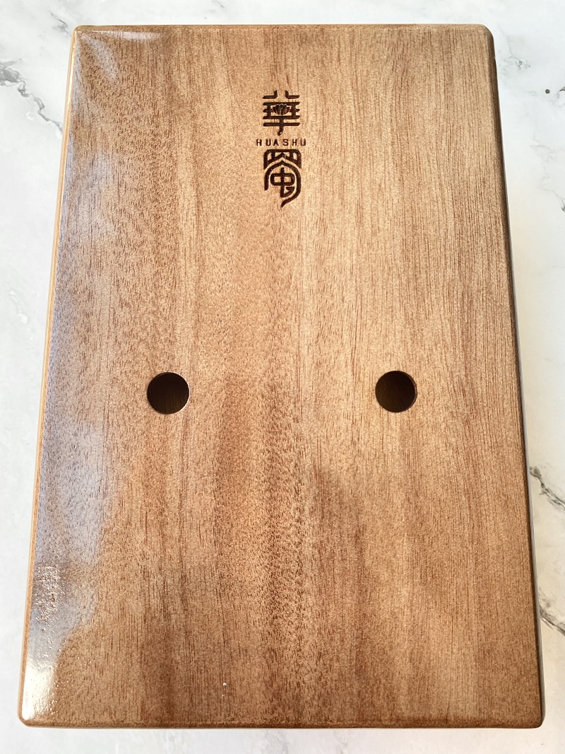 Đàn Kalimba 17 Phím Sen Huashu Nâu Classic Gỗ Mahogany Bo Eo Đàn Kalimba 17 Phím Sen Huashu Nâu Classic Gỗ Mahogany Bo Eo