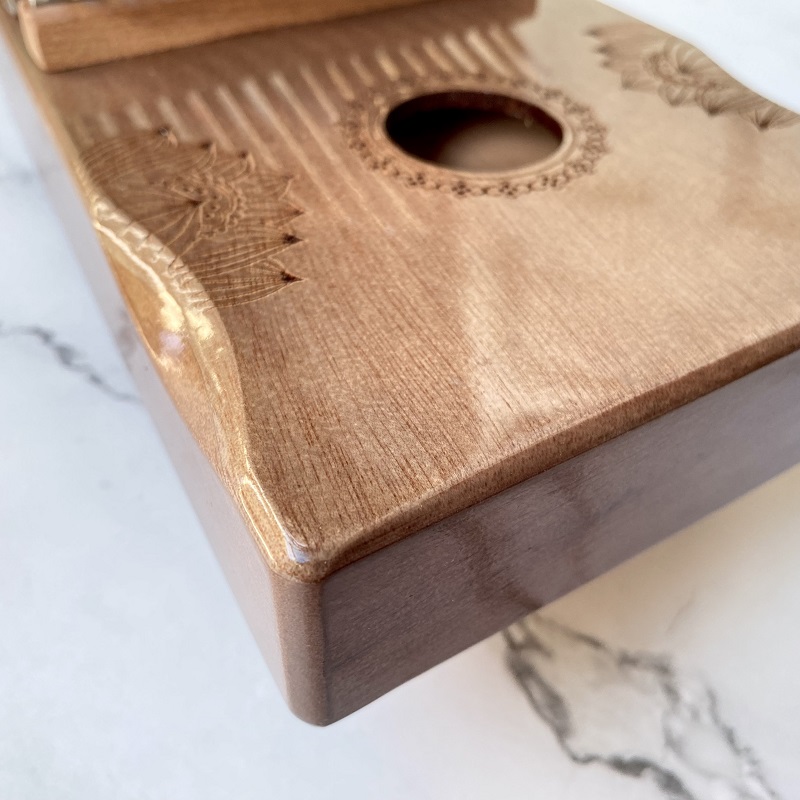 Đàn Kalimba 17 Phím Sen Huashu Nâu Classic Gỗ Mahogany Bo Eo Đàn Kalimba 17 Phím Sen Huashu Nâu Classic Gỗ Mahogany Bo Eo