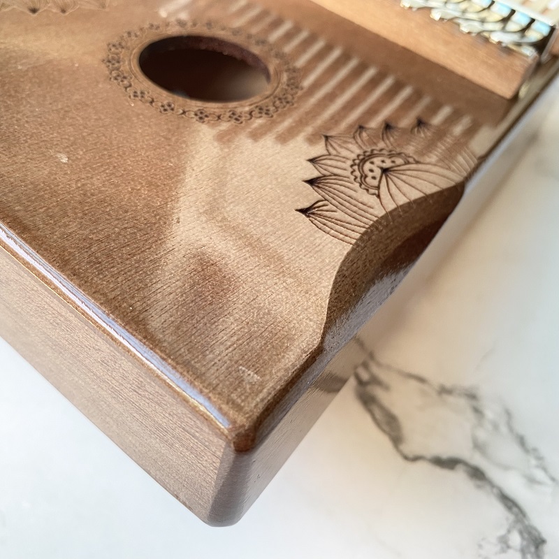 Đàn Kalimba 17 Phím Sen Huashu Nâu Classic Gỗ Mahogany Bo Eo Đàn Kalimba 17 Phím Sen Huashu Nâu Classic Gỗ Mahogany Bo Eo