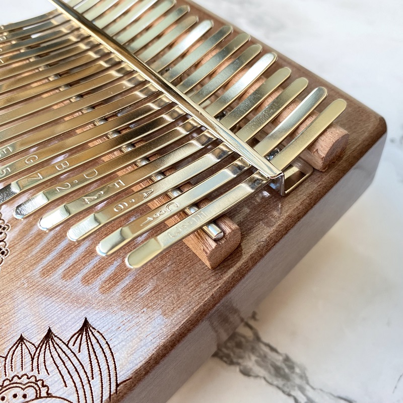 Đàn Kalimba 17 Phím Sen Huashu Nâu Classic Gỗ Mahogany Bo Eo Đàn Kalimba 17 Phím Sen Huashu Nâu Classic Gỗ Mahogany Bo Eo